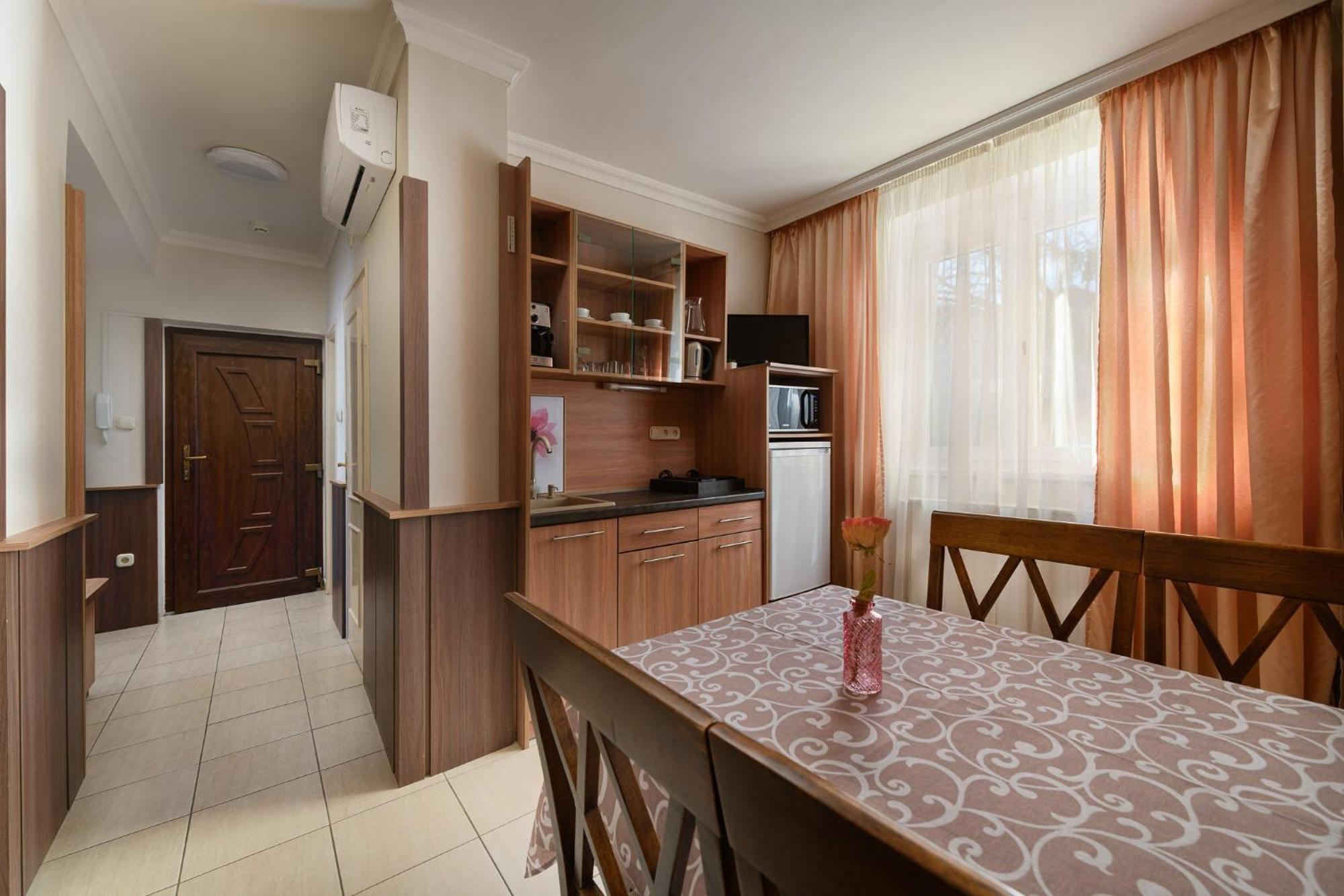 Szilfa Etterem Mariann Apartman Hajduszoboszlo Ngoại thất bức ảnh