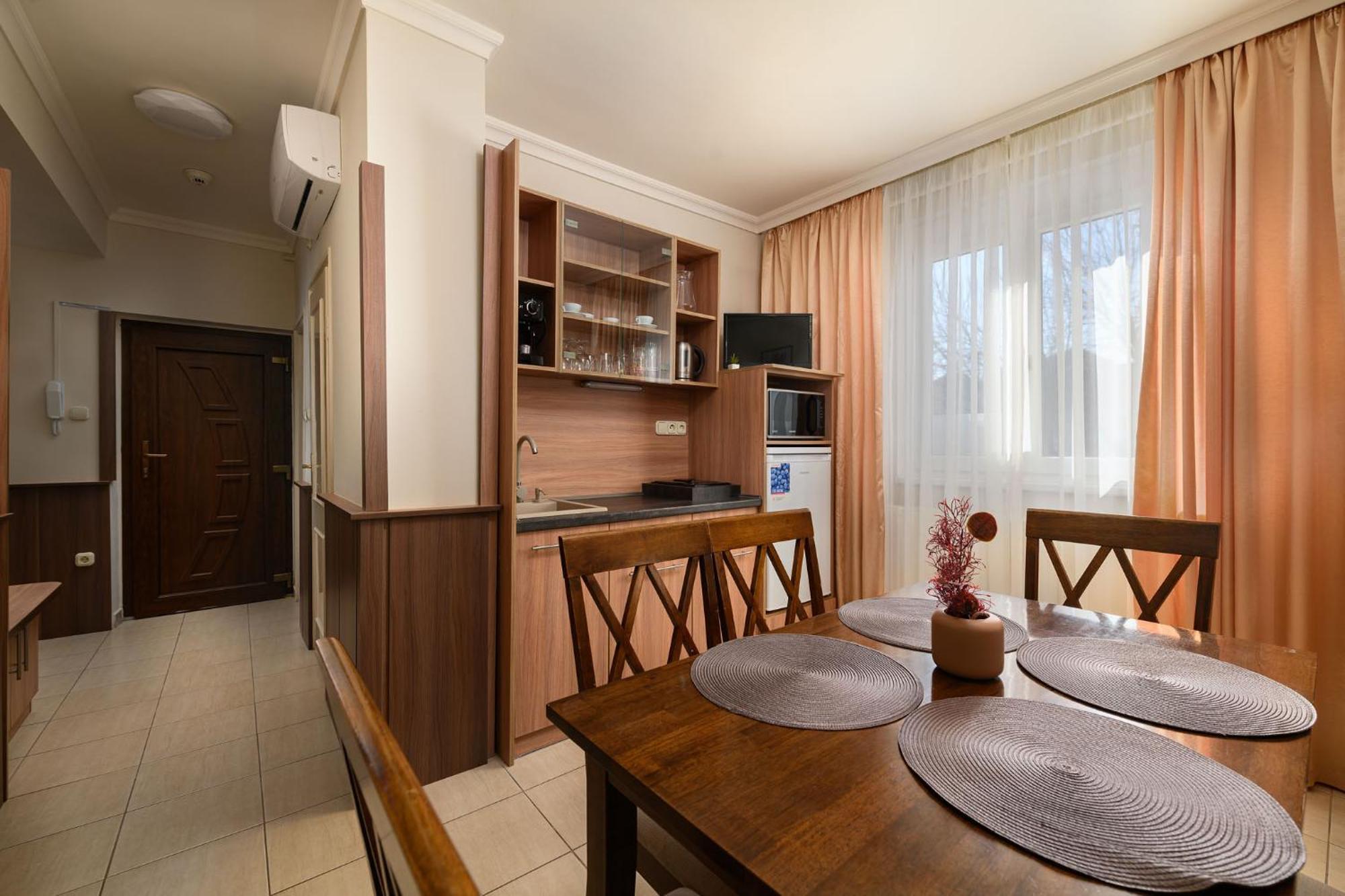 Szilfa Etterem Mariann Apartman Hajduszoboszlo Ngoại thất bức ảnh